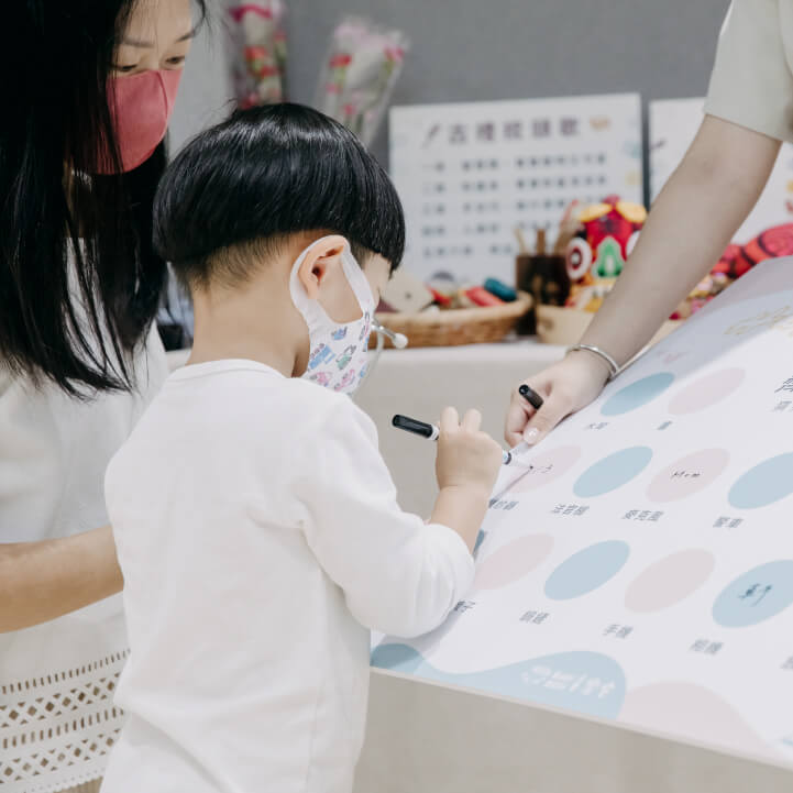 嬰兒抓周照片