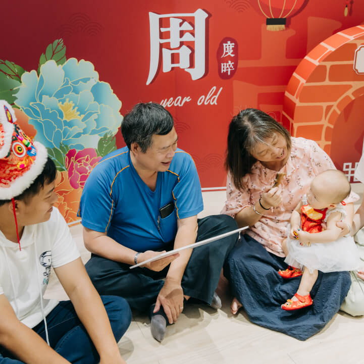 嬰兒抓周照片